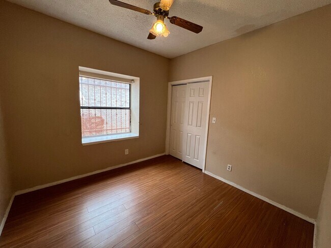 Building Photo - Incredible 4 bedroom, 2 1/2 bath home in East El Paso!!