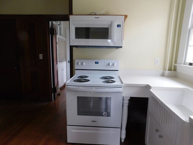 Building Photo - Fantastic mix of charm and updates!