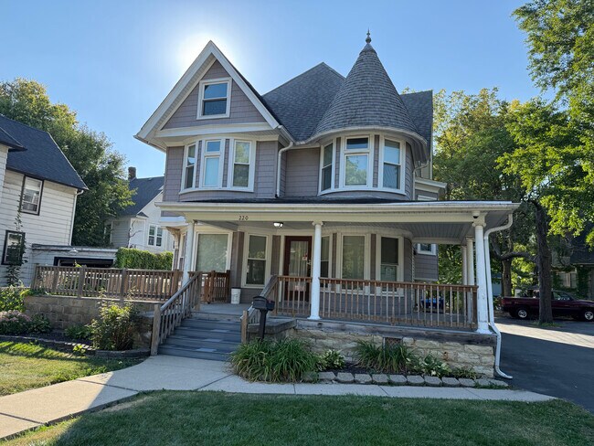 Primary Photo - 220 College Ave