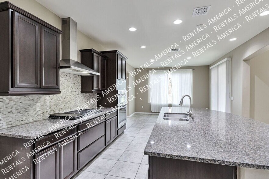 Building Photo - 11042 E Lone Pine Pl