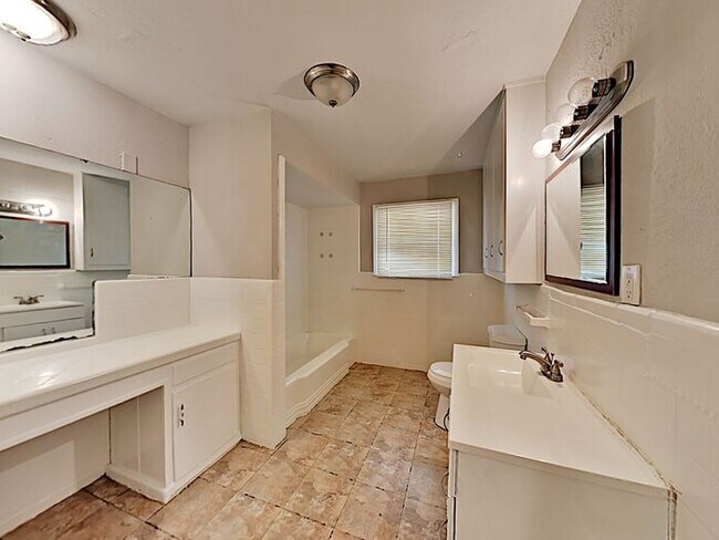 Building Photo - No Application Fee* Plus $250 Off First 2 ...