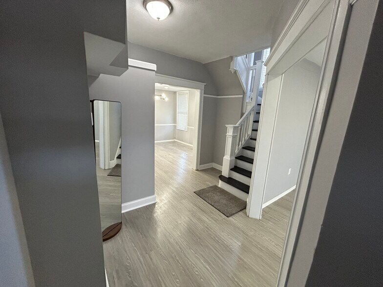 Building Photo - 516 Woodbourne Ave