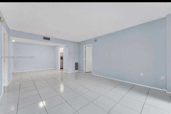 Building Photo - 4172 Inverrary Dr