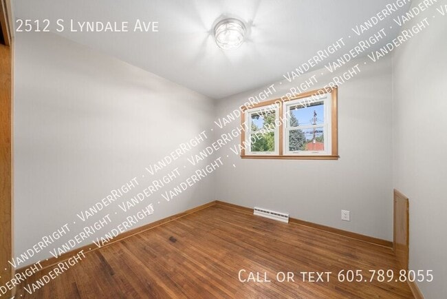 Building Photo - 2512 S Lyndale Ave