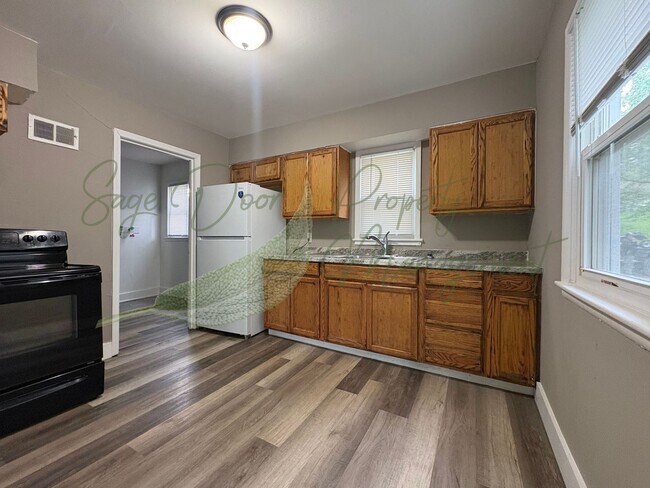 Building Photo - DUPLEX IN INDEPENDENCE