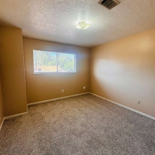 Building Photo - Spacious 3 Bedroom, 2.5 Bathroom Townhome in West End Beaumont