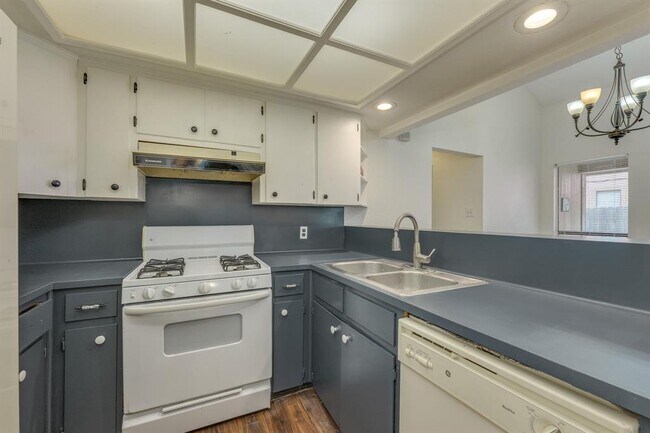 Building Photo - 16041 Stoneham Cir