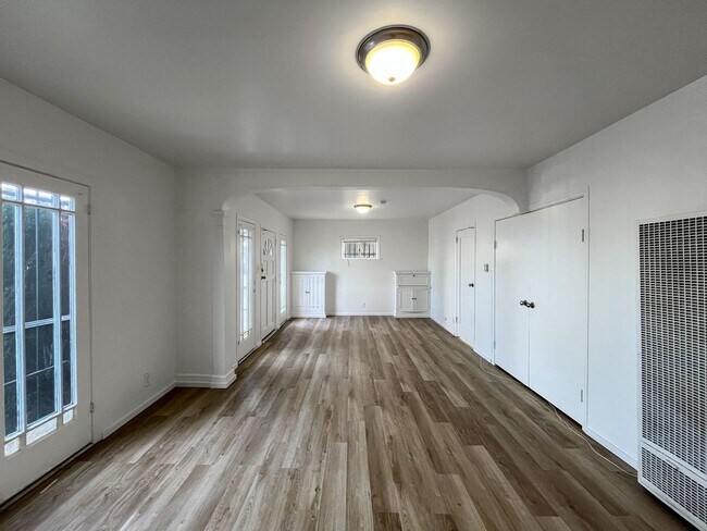 Building Photo - Bright & Stylish Apartment at 39th & Denke...