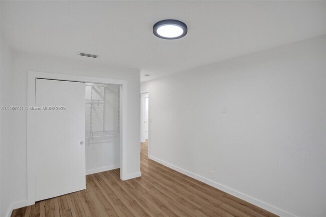 Building Photo - 932 Mandarin Is