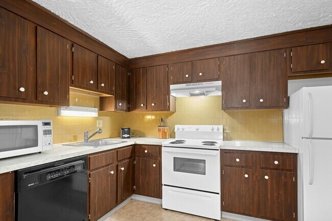 Building Photo - 318 Codman Hill Rd