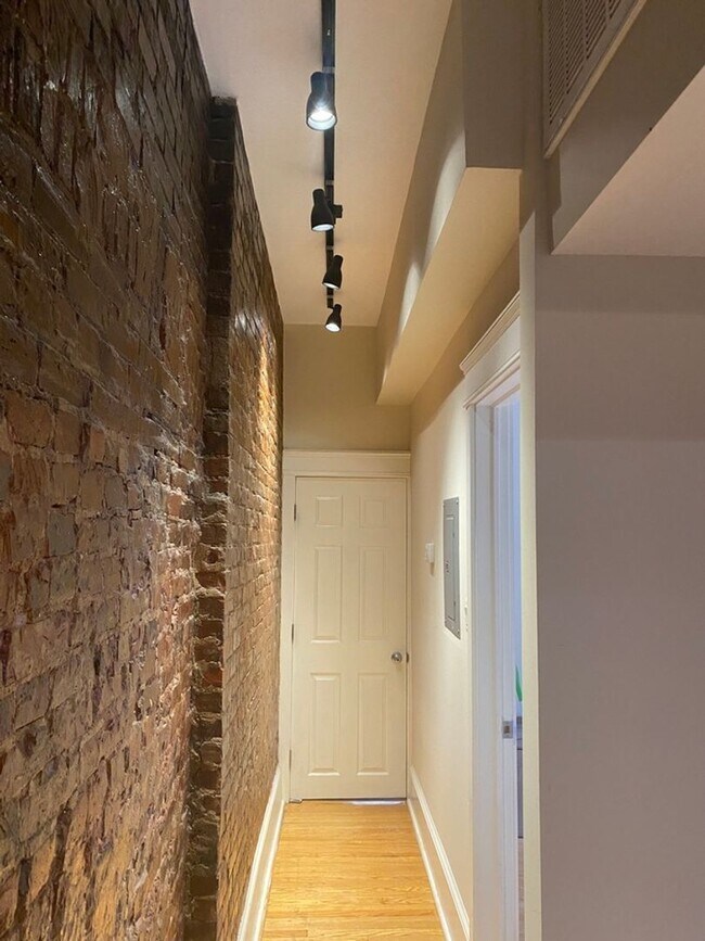 Building Photo - 245 S 10th St