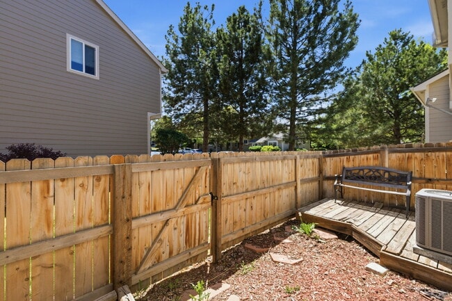 Building Photo - Very Nice 2 Bedroom, 2 1/2 Bath Townhome in Quail Run! Community Pool & Tennis Courts! Minutes To...