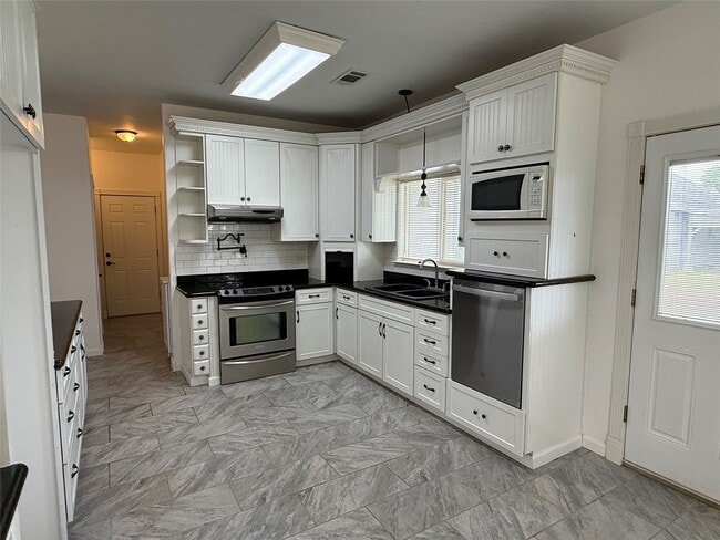 Building Photo - 1327 Kenney Hall Rd