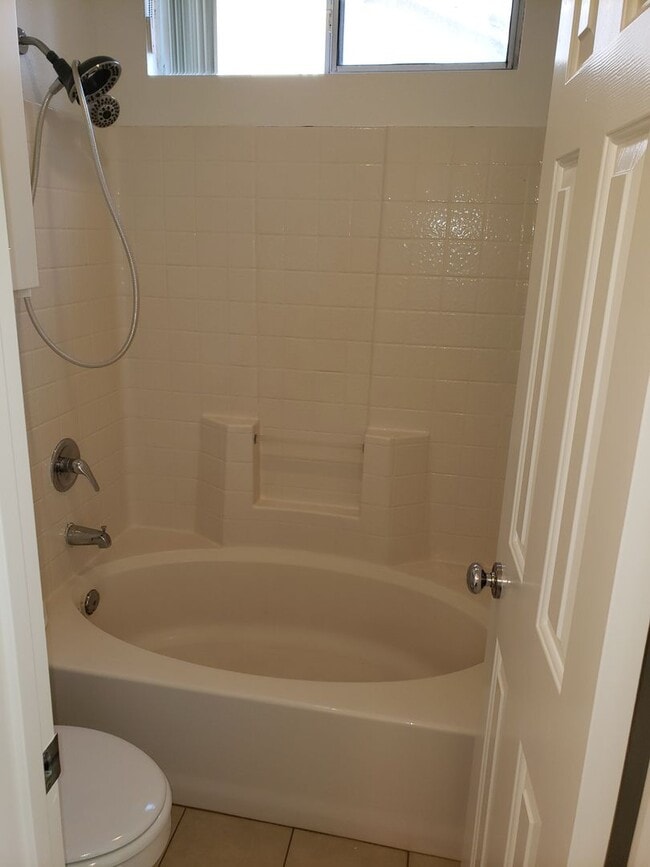 Building Photo - BEAUTIFUL 3 BEDROOM 2 BATH SINGLE STORY HO...