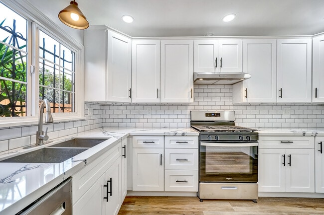 Kitchen - 815 N Curson Ave