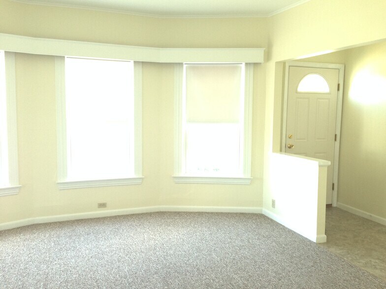 Building Photo - 39 Cook St