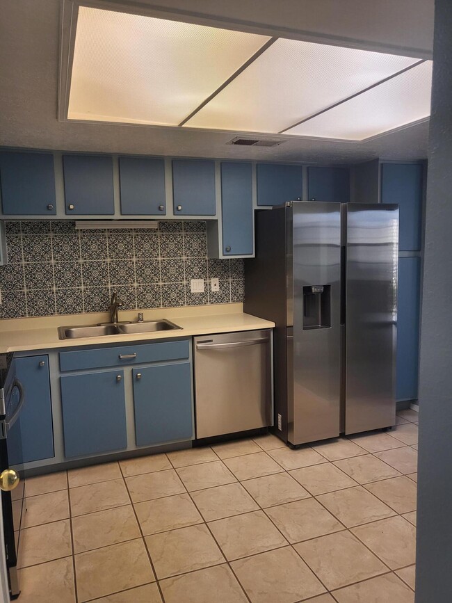 Building Photo - 837 Country Club Dr SE