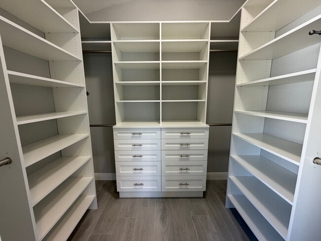 Building Photo - ANNUAL RENTAL - 3 BED / 2 BATH POOL HOME IN AUTUMN WOODS