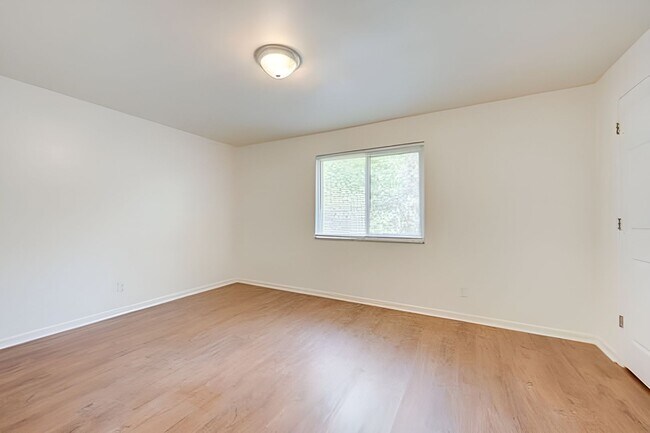 Building Photo - Avail July 1: 2BR Apt in Crafton, 1 Off Street Parking, AC, W/D included, Quartz Countertops, DW,...