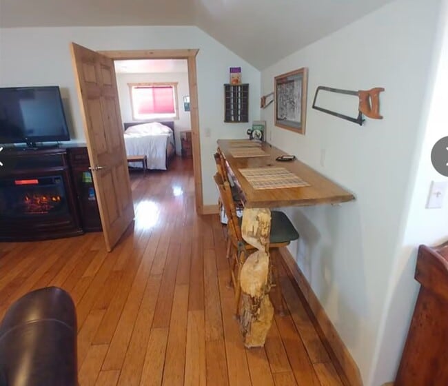 Building Photo - Fully Furnished Western Apartment Near Col...