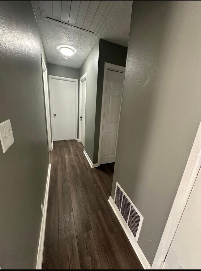 Building Photo - This is a 4 bedroom 1 Full bathroom house which has a spacious living room, dining room and full ...