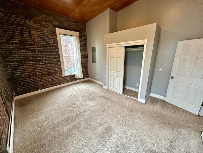 Building Photo - 374 3rd St