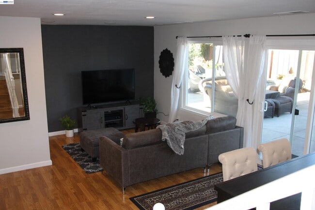 Building Photo - 3253 Pomace Ct