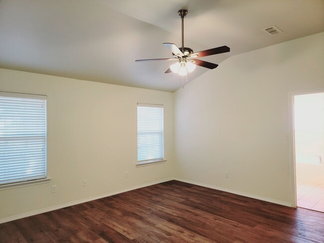 Building Photo - Spacious 3/2/2 in Frenship