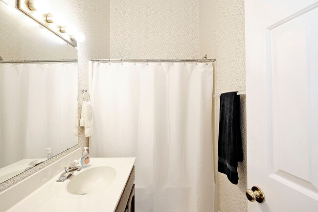 Building Photo - Pet-Friendly Forest Lakes North Townhome