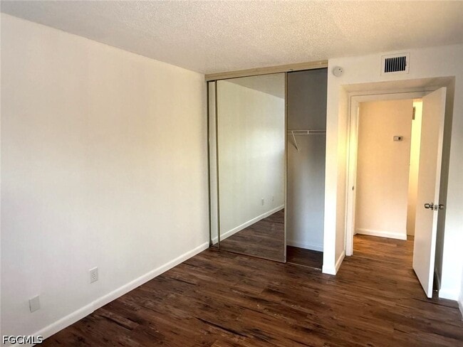 Building Photo - 1406 Park Shore Cir
