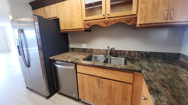 Building Photo - 469 Ena Rd