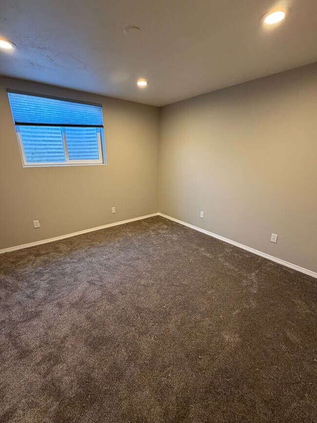 Building Photo - Spacious West Valley Home!!!