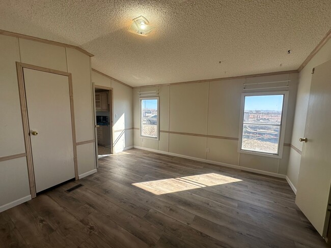 Building Photo - Horses Welcome to Single Wide on 1 Acre!