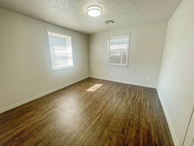 Building Photo - Updated 2 Bed Home with Garage, Huge Yard & Storage in Del City