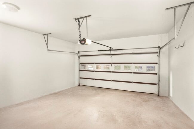 Building Photo - 942 Riverside Dr