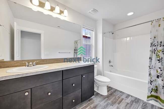 Building Photo - Spacious 5 bedrooms and 3 bathrooms Cul-de...