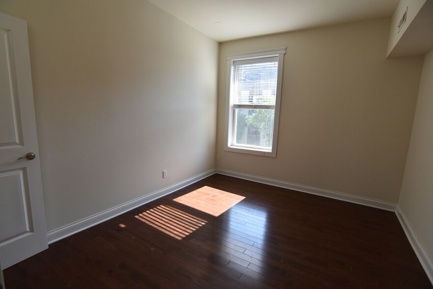 Building Photo - 3802 N Pine Grove Ave