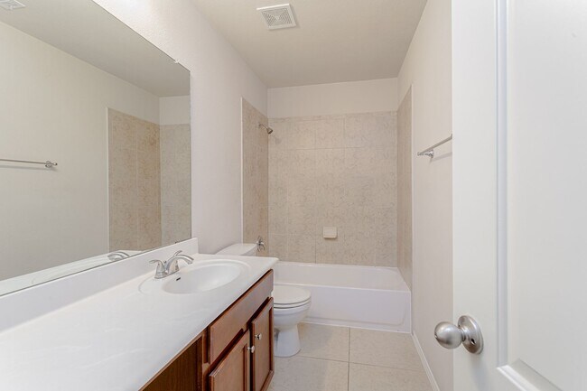 Building Photo - 3 Bedrooms, 2.5 Bathrooms – Stylish and Co...