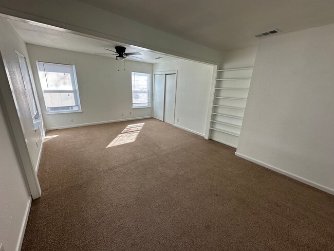 Building Photo - 3bed 1 bath / NOW AVAILABLE!