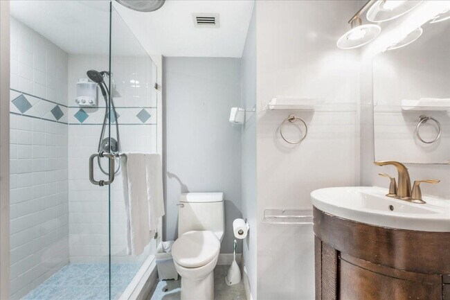 Building Photo - 1203 Hillsboro Mile