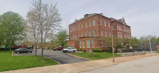 Building Photo - Spacious Rehabilitated Appartment