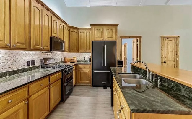 Building Photo - Beautiful and Spacious! Upgraded Multi-lev...