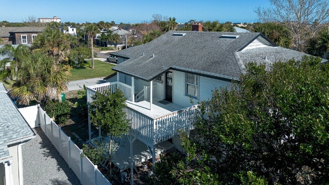 Building Photo - Pristine Neptune Beach Efficiency Unit Remodel: 2 Blocks to the Sand and Walkable to Everything!