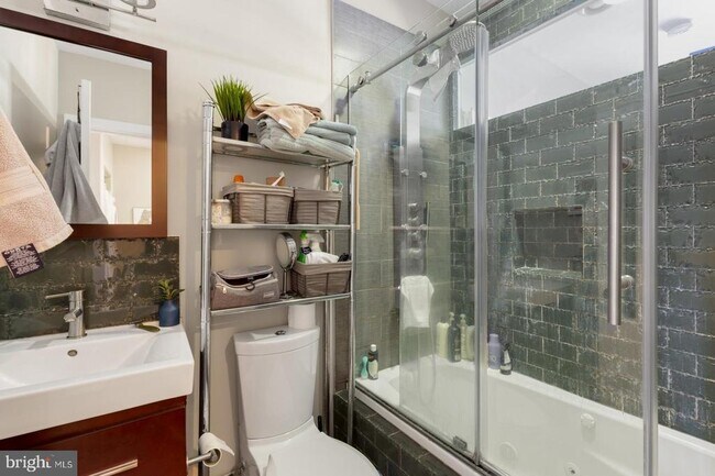 Building Photo - 221 W Girard Ave