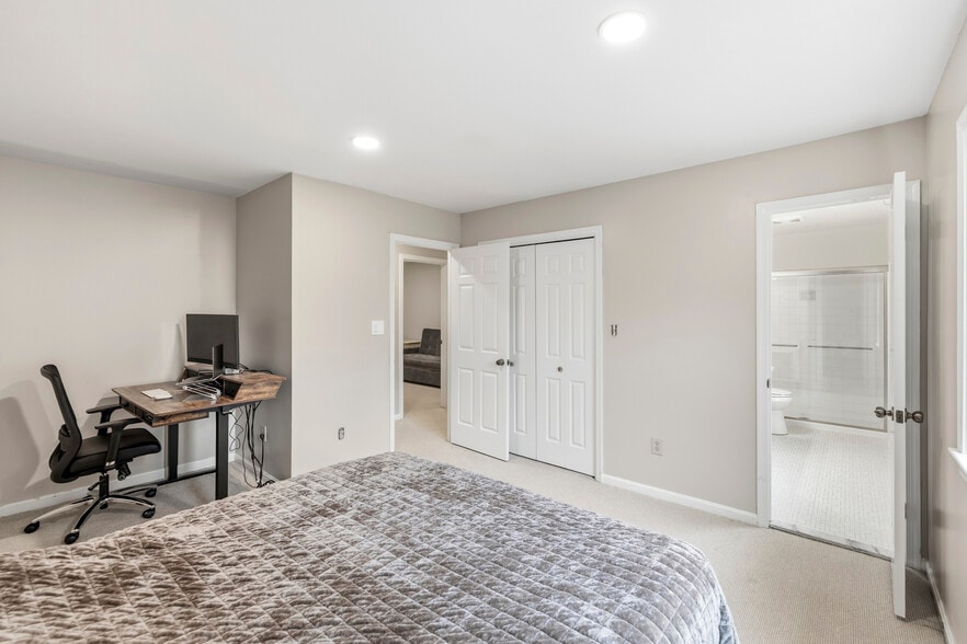 Primary bedroom - 4880 Chevy Chase Dr