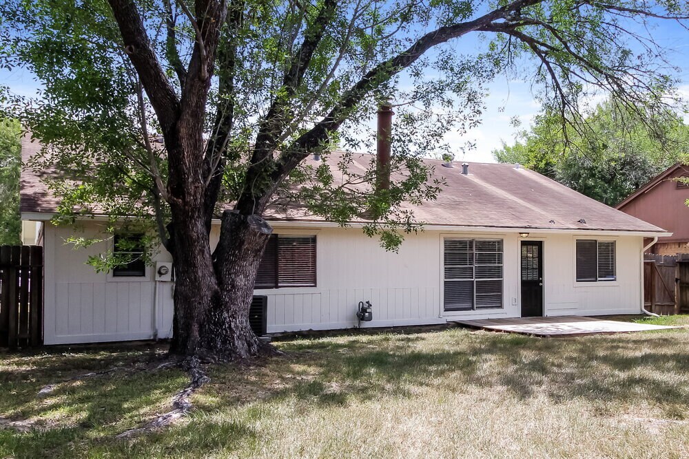 Building Photo - 1807 Oakwell Ln