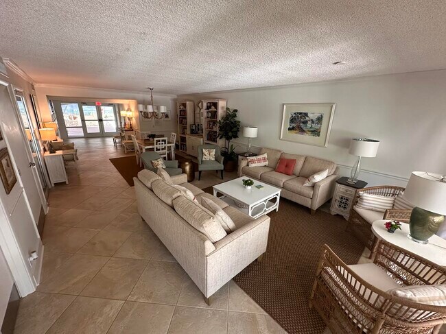 Building Photo - 512 W Venice Ave