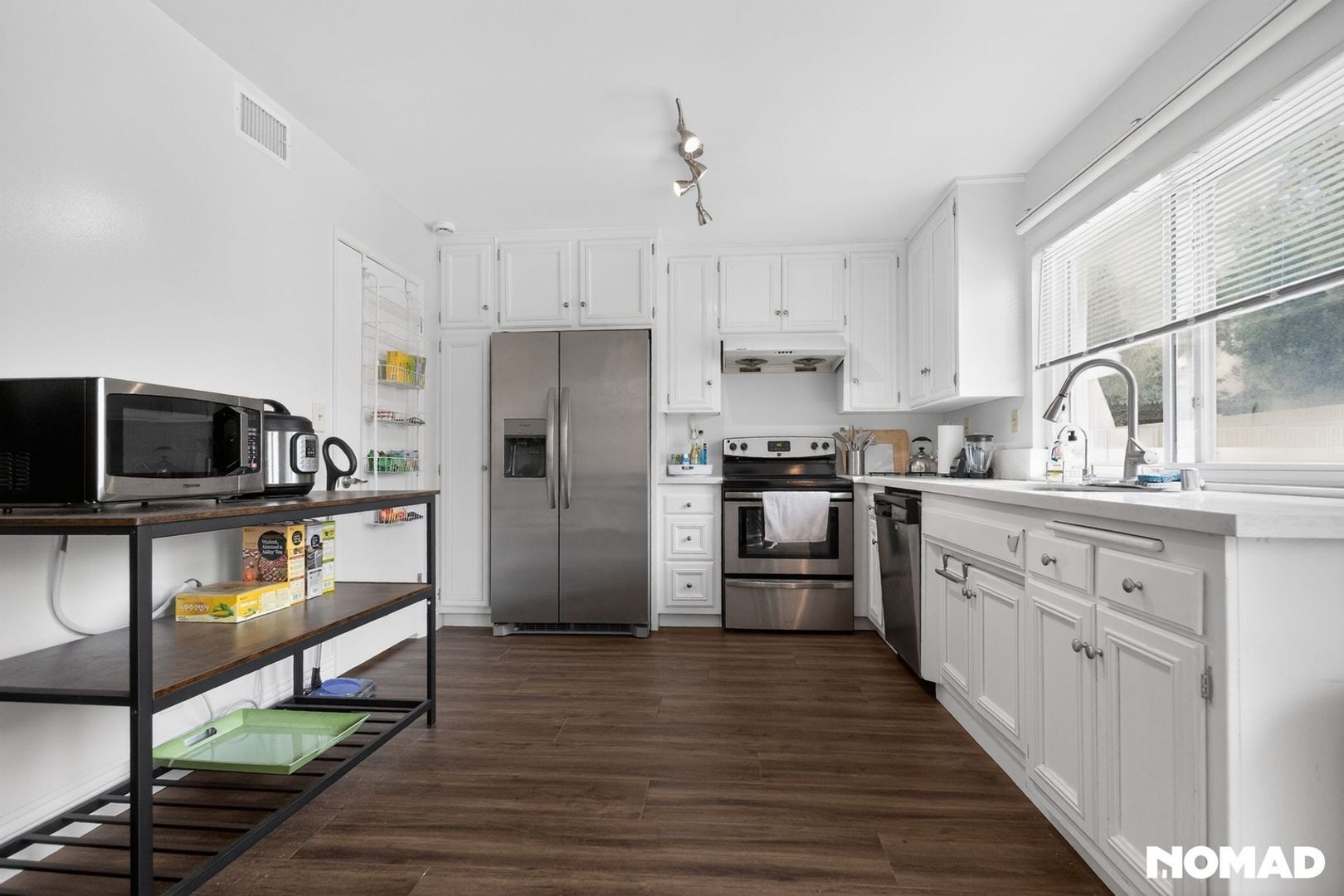 Building Photo - 866 S Stone Cir