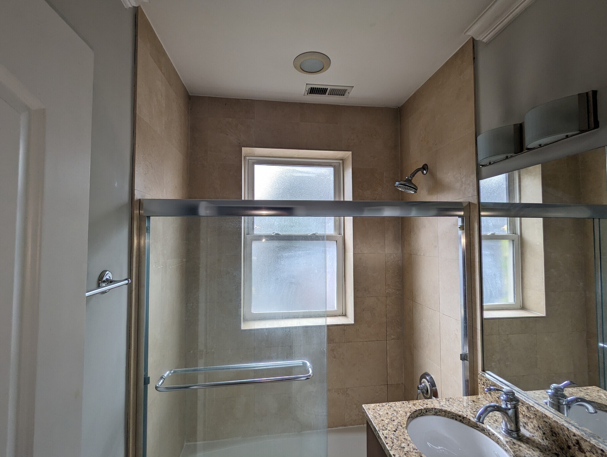 Building Photo - 3808 N Marshfield Ave