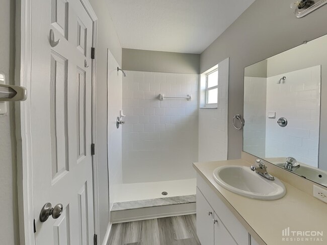 Building Photo - 2118 Deerfield Dr